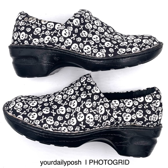 Born b.o.c. skulls and crossbones black and white fabric clogs US 8.5M - Picture 1 of 13